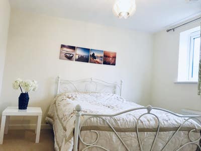 Spacious double room, 17 mins by train to Euston  Main Photo