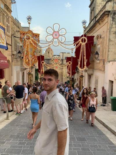 Seeking a double room & friendly people! Main Photo