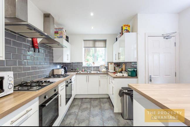 En-Suite room available  Main Photo