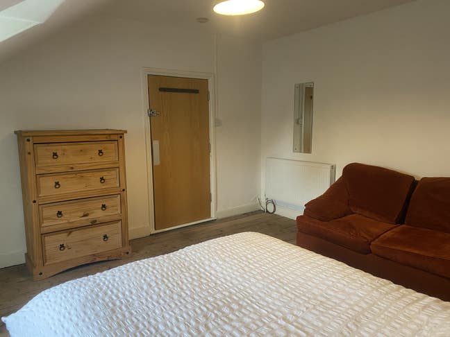 Large room in shared house Main Photo