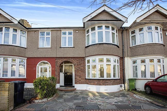 3-Bedroom Terraced House in Dereham Road, IG11 Main Photo
