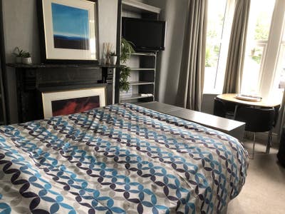 Large room in beautiful Victorian house Main Photo