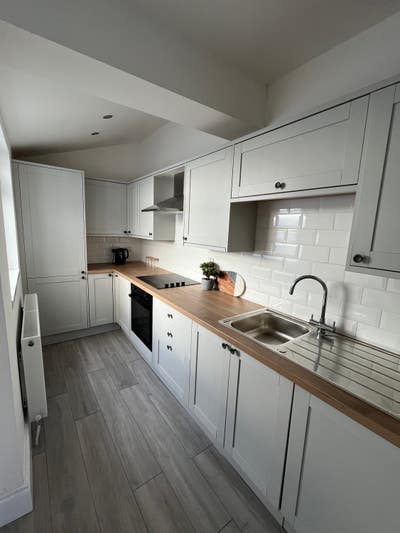 Ravenhill Double room in 2 bedroom modern property Main Photo