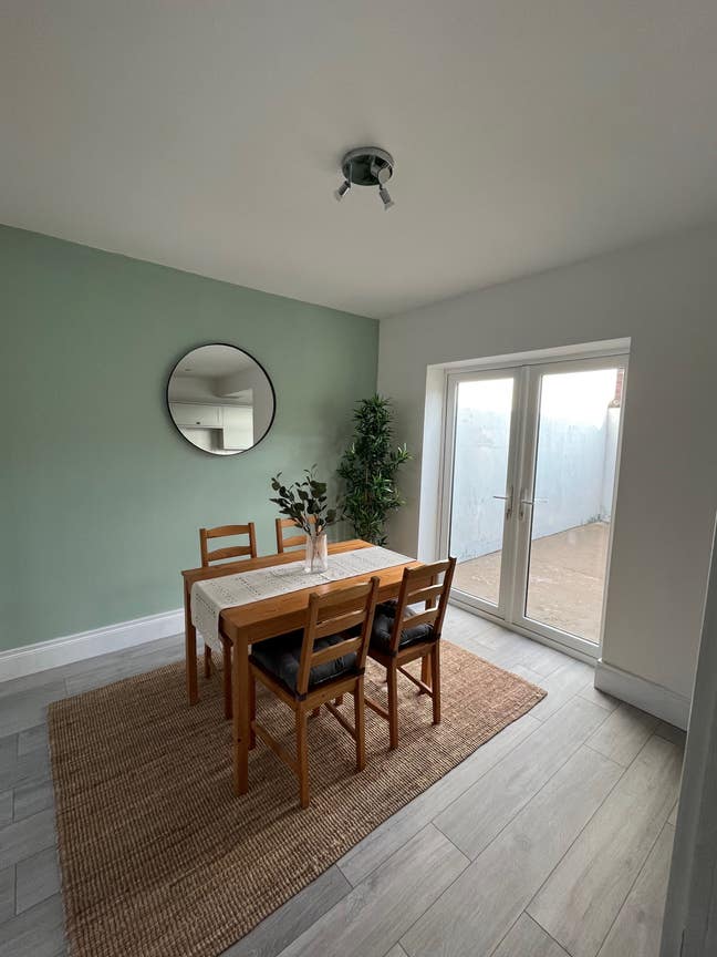 Ravenhill Double room in 2 bedroom modern property Main Photo
