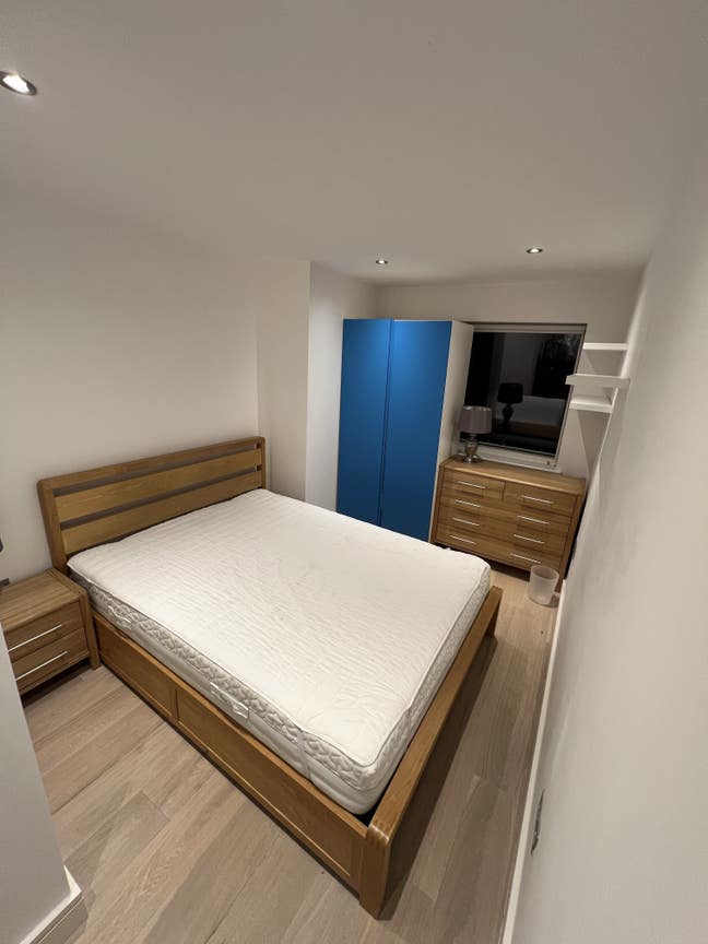 King bed, Own large bathroom in 2 bed flat Main Photo