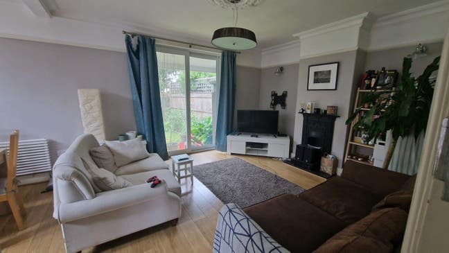 1 double room, in mixed house (looking for guy) Main Photo