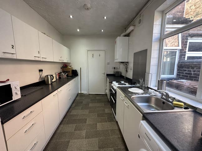 🔑 Spacious Room in a Friendly Household  Main Photo