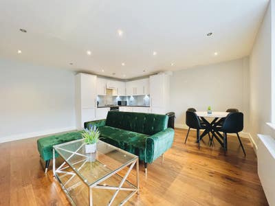 Cosy & Spacious 2 Bed Flat @ Wimbledon Park Main Photo