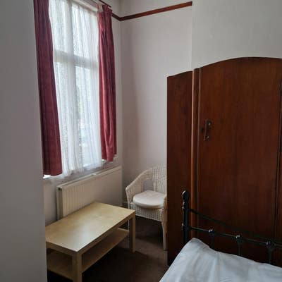 Cozy dbl room for working person in NW2  Main Photo