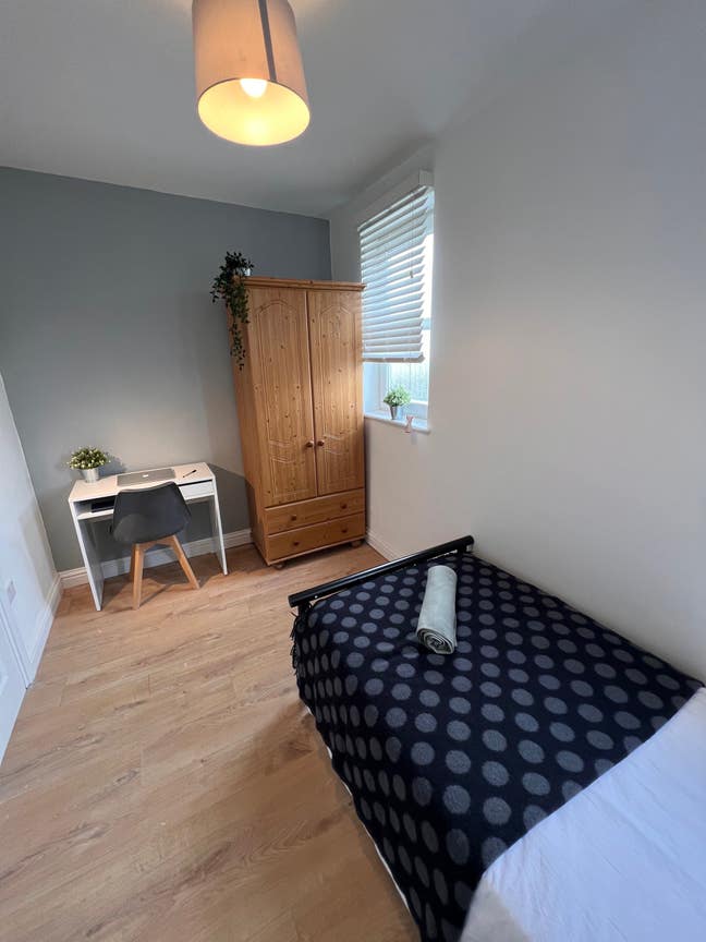Stylish en-suite bedroom in great location to town Main Photo