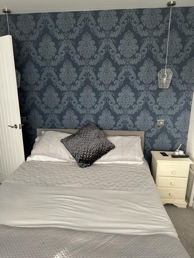 One Large double room Available  With Ensuite Main Photo
