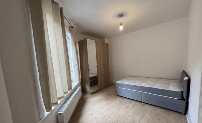 Big double room for single, clean person only  Main Photo