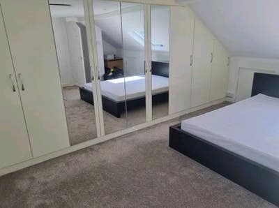 Spacious Ensuite Room Available – LGBTQ+ Friendly  Main Photo