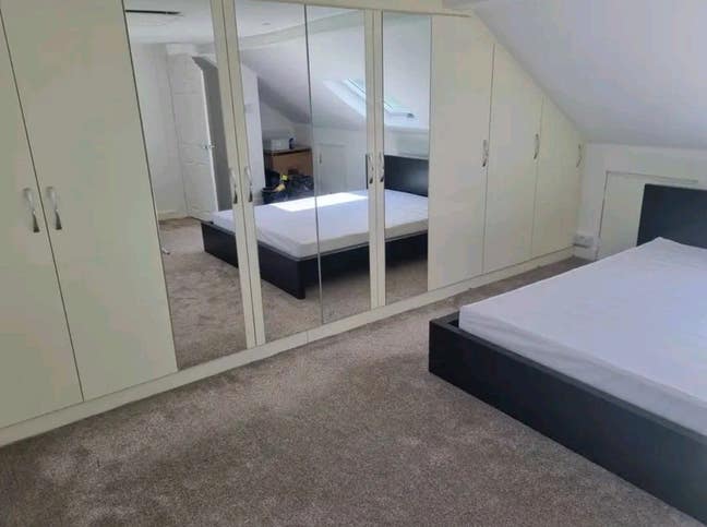 Spacious Ensuite Room Available – LGBTQ+ Friendly  Main Photo