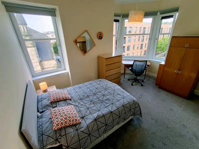 Bright double corner room in Partick, all bills in Main Photo