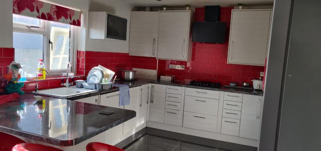 Quite Spacious double rooms with ensuite Main Photo