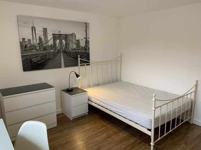 Large double bedroom with parking Main Photo