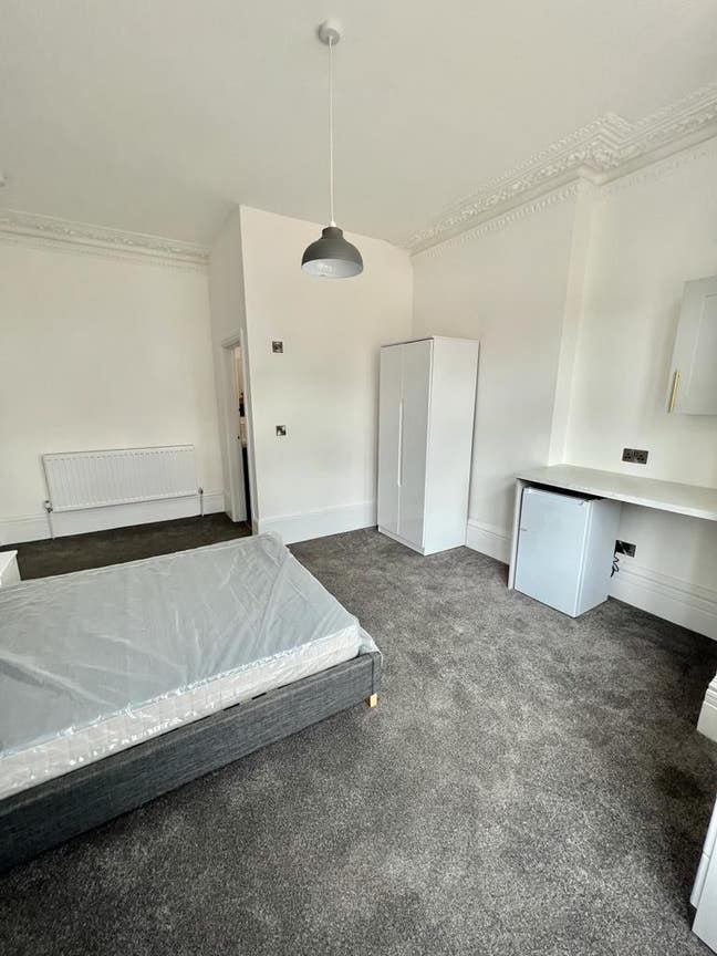 One very large double room/en-suite available  Main Photo