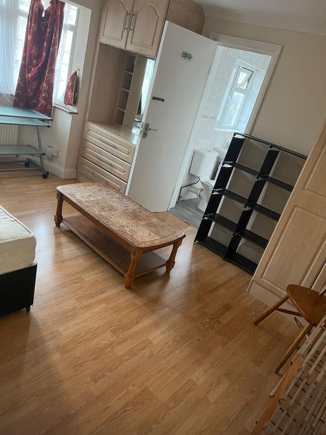 Large double room with ensuite now available Main Photo