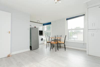 Superb recently refurbished 2 bedroom flat in N16 Main Photo