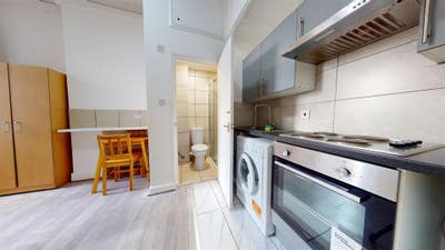 Studio flat with excellent transport links Main Photo