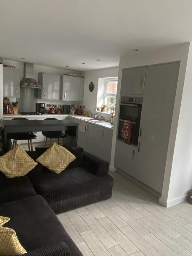 Large new three-storey house with room to let Main Photo