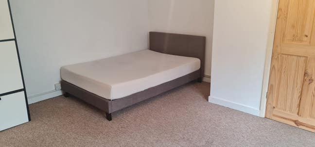 Small Self Contain Studio Flat  Main Photo