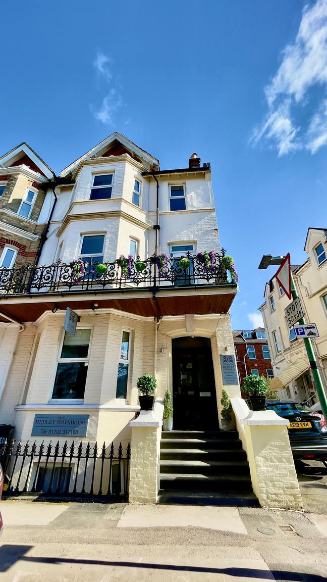 Double Room in Charming Hotel. Free Wi-Fi & TV use Main Photo