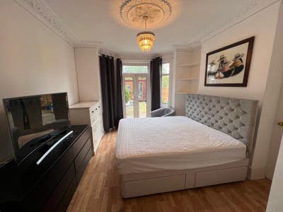 Spacious En-Suite Double Bedroom with Garden Main Photo