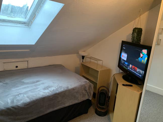 Room right by Paisley Station and UWS! Main Photo