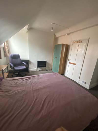 Room  with  desk and fridge  &pound;450 Main Photo