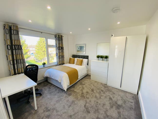 Beautiful Big Room with off Road Parking  Main Photo