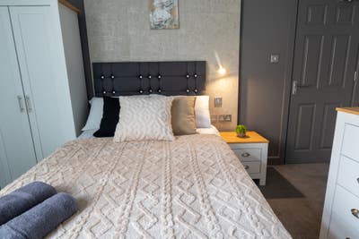 Studio with ensuite near college with parking Main Photo