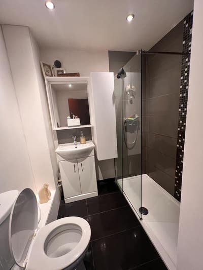 Spare room with en suite in family home Main Photo