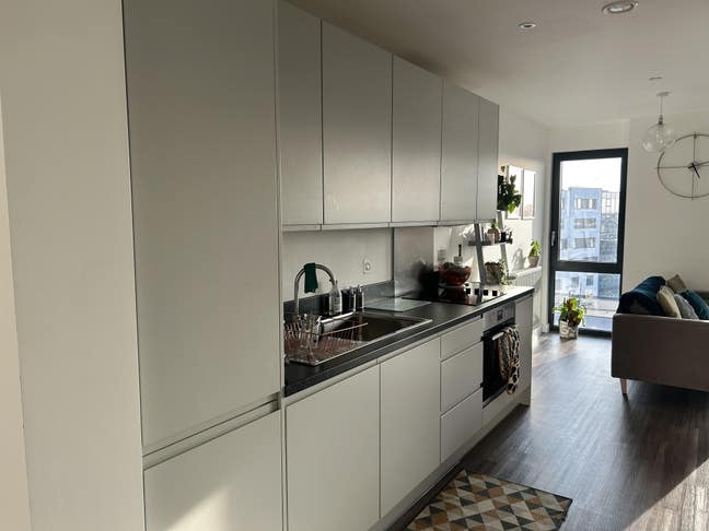 Primary En-Suite Double North Acton Main Photo