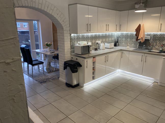 Modern house close to local amenities  Main Photo