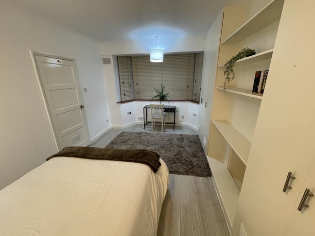 Spacious double room garden flat in Chiswick Main Photo