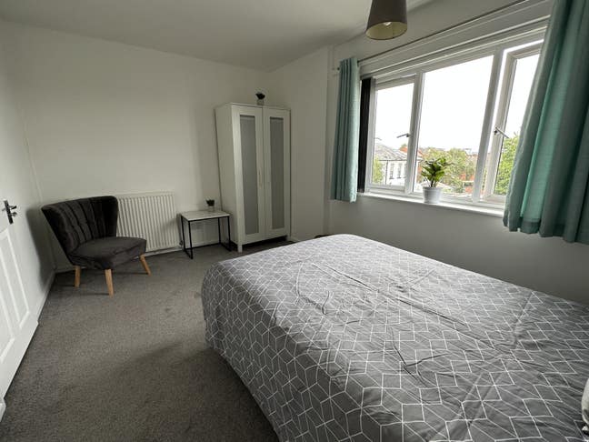 Lovely Big Room in an All Female House!!!!!! Main Photo