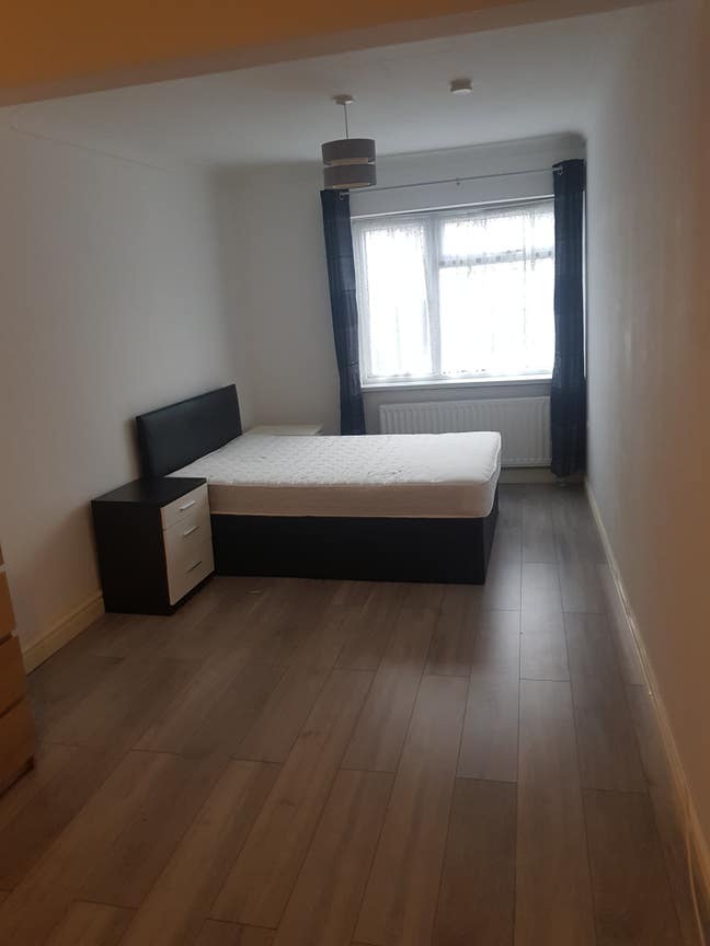 Large Double Room &pound;800 pm Bill's included  Main Photo