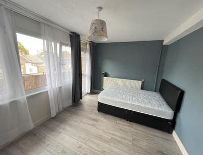 Spacious double room with own balcony (incl bills) Main Photo