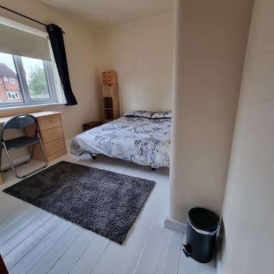 Double room in quiet Farsley house Main Photo