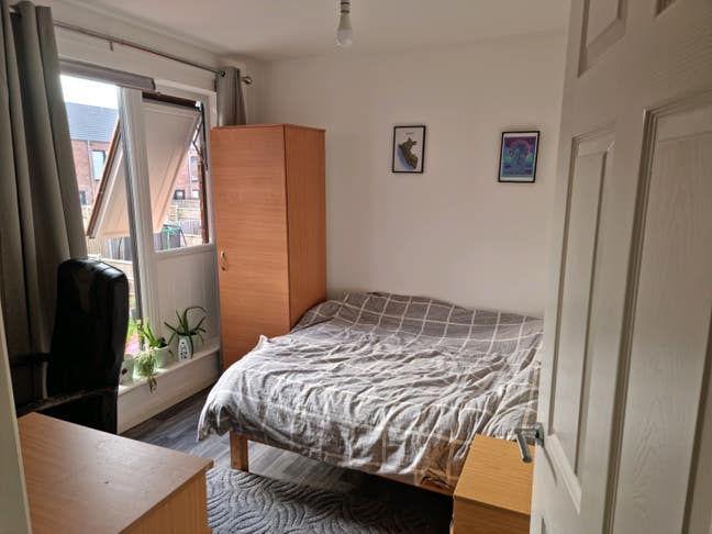 Short/long term possible with  garden, parking Ava Main Photo