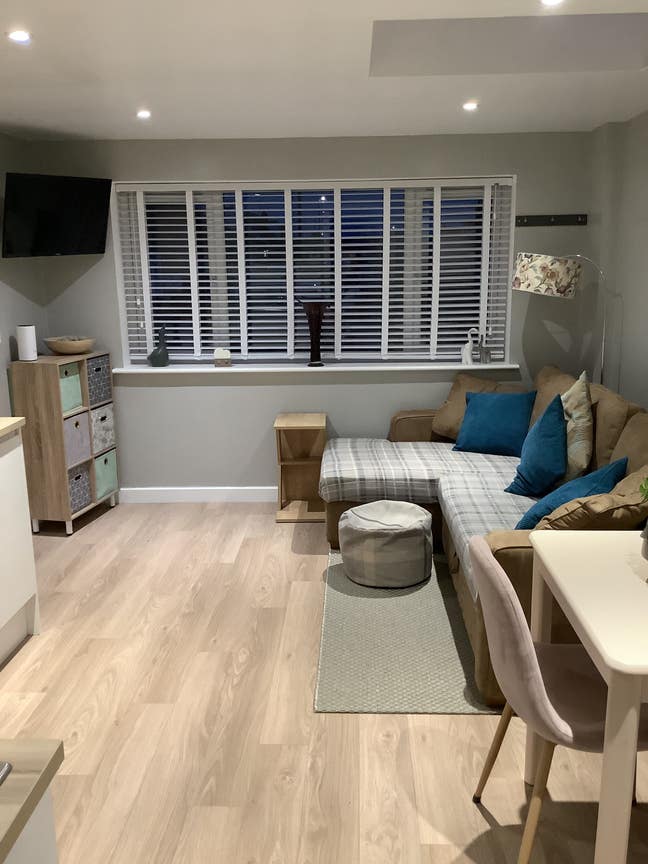 Dbl room,  ensuite, kitchen/lounge. Bills inc Main Photo