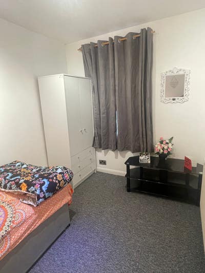 Furnished Single room available near train station Main Photo