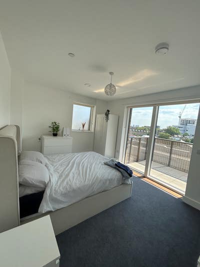 Spacious master bedroom -  bills included  Main Photo