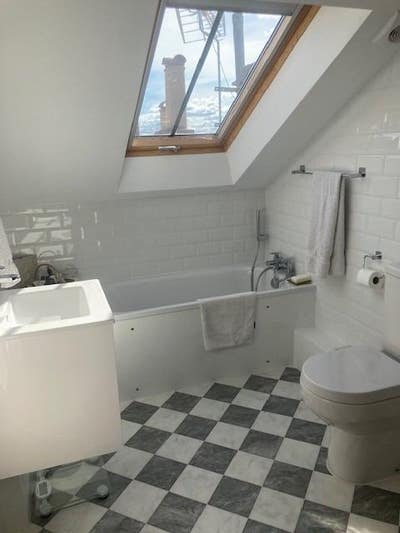 Ensuite spacious Loft Room in Queens Park Main Photo