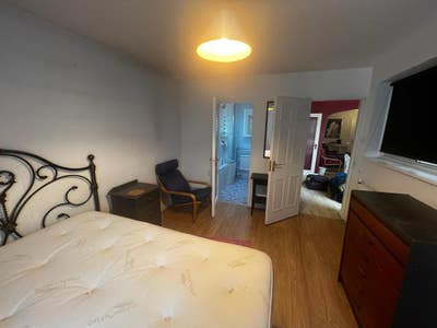 Double Room Available in Friendly House Main Photo