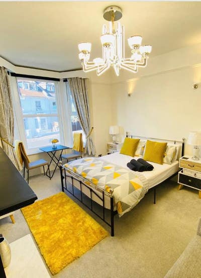 Spacious modern double room with private bathroom  Main Photo
