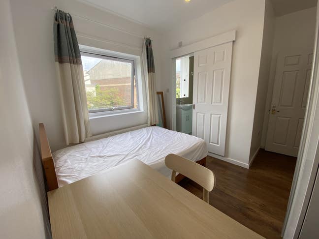 En-suite rooms For Single  all bills inclusive Main Photo