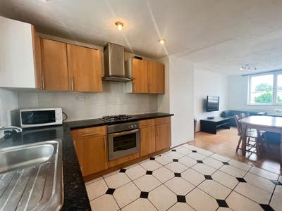 Whole Property - 4 double rooms  Main Photo